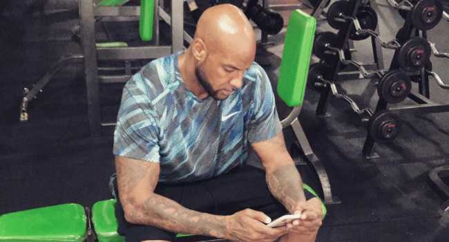 Booba poste une vidéo, les internautes se moquent de ses « jambes de coq » ! (Vidéo)