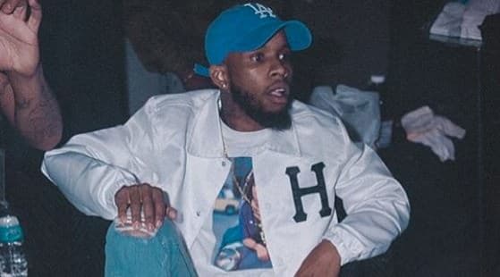 Tory Lanez attrape un rappeur en pleine rue et le force à s’excuser ! (Vidéo)