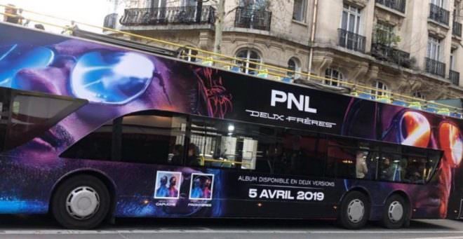 PNL : Les bus parisiens aux couleurs de leur album « Deux frères » ! (Vidéo)