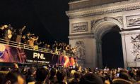 PNL s’offre un défilé sur les Champs-Elysées et improvise un concert ! (Vidéo)