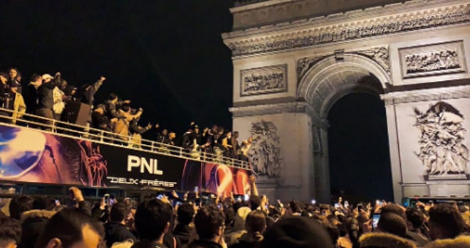 PNL s’offre un défilé sur les Champs-Elysées et improvise un concert ! (Vidéo)