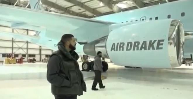 Drake s’offre un énorme avion à son nom : le « Air Drake » ! (Vidéo)