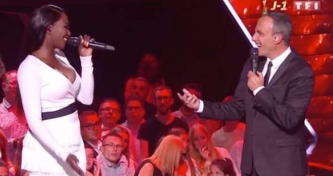 Aya Nakamura se réconcilie avec Nikos Aliagas en direct dans The Voice ! (Vidéo)