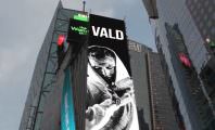 Après le Japon, Vald s’affiche sur un panneau publicitaire à New York ! (Vidéo)