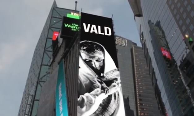 Après le Japon, Vald s’affiche sur un panneau publicitaire à New York ! (Vidéo)