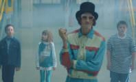 Roméo Elvis se tranforme en Willy Wonka du cannabis dans son nouveau clip « Chocolat » !