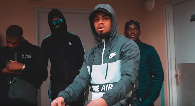 Blacki s’adresse à sa mère dans son nouveau clip « Mama »