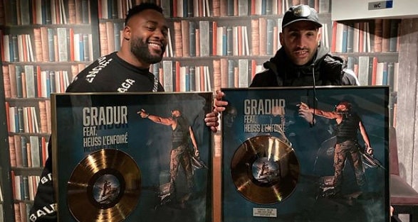 Gradur et Heuss L’Enfoiré fêtent leur disque d’or dans un bar à Paris