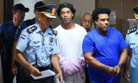 Ronaldinho est en détention pour possession de faux passeports
