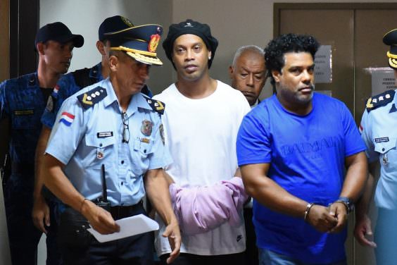 Ronaldinho est en détention pour possession de faux passeports
