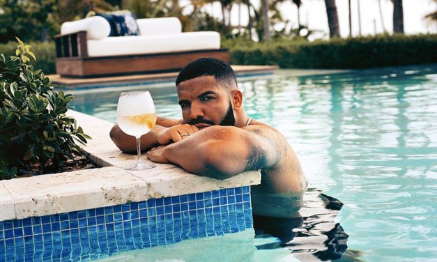 Drake s’offre du bon temps dans l’incroyable piscine de son manoir !