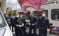 La Police prête à faire la paix... grâce à des bonbons ?
