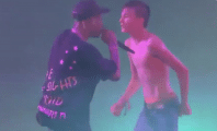 Travis Scott et un fan mettent le feu sur scène avec « Goosebumps » 