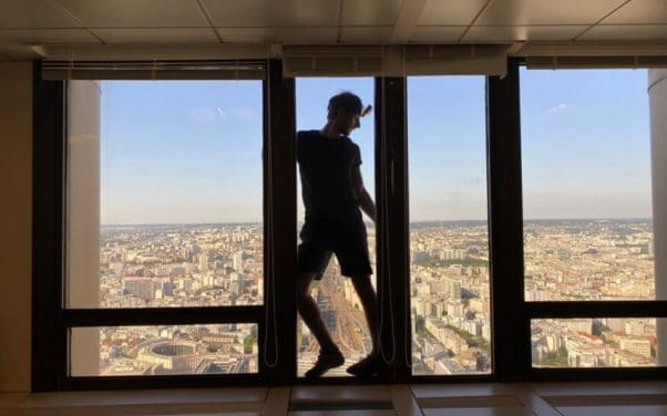 Montparnasse : un homme placé en garde à vue après avoir escaladé la tour