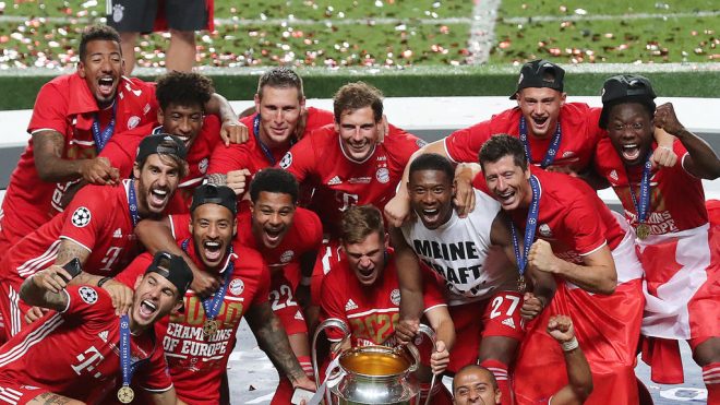 Bayern Munich players celebrate with the trophy after the UEFA Champions League final football match between Paris Saint-Germain and Bayern Munich at the Luz stadium in Lisbon on August 23, 2020. (Photo by Miguel A. Lopes / POOL / AFP)