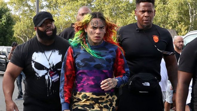 6ix9ine aide les mexicains de Los Angeles en distribuant de l’argent