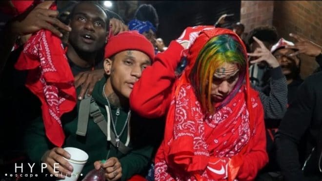 6ix9ine provoqué par les Bloods, le rappeur décide de fuir