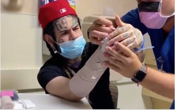 6ix9ine hospitalisé après avoir été attaqué par surprise dans la rue