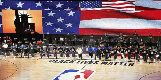 ©JOHN G. MABANGLO/EPA/MAXPPP - epaselect epa08623202 Members of the Orlando Magic and the Milwaukee Bucks take a knee during the national anthem before their NBA basketball first-round playoff game four at the ESPN Wide World of Sports Complex in Kissimmee, Florida, USA, 24 August 2020. EPA-EFE/JOHN G. MABANGLO SHUTTERSTOCK OUT