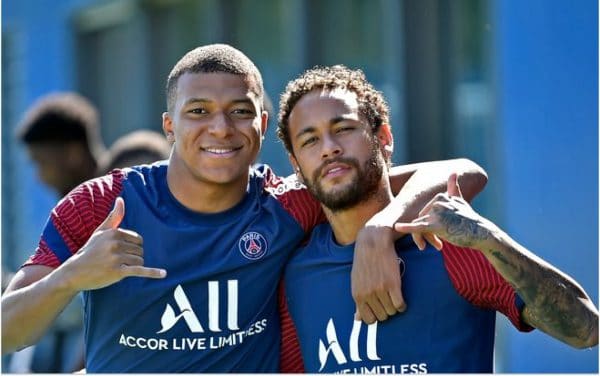 Neymar et Mbappé repondent à un jeune supporter du PSG atteint d’un cancer