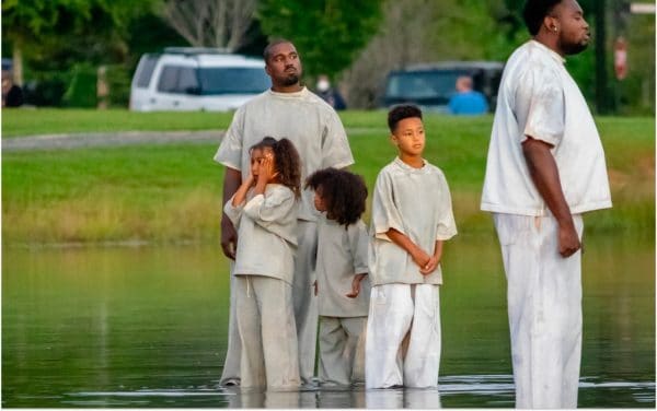 Kanye West se met à marcher sur l’eau lors d’une nouvelle messe