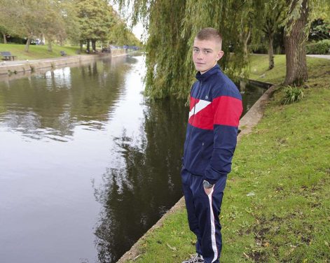 Un adolescent de 16 ans plonge dans l eau afin de sauver un bebe