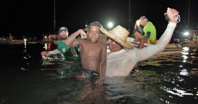 Un jeune homme de 12 ans traverse 40 km à la nage pour Octobre rose