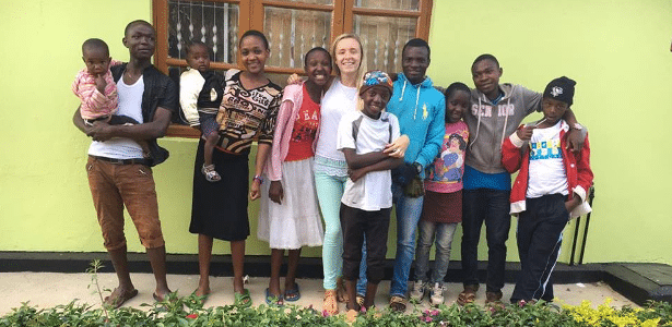 Une femme de 26 ans adopte 14 orphelins africains