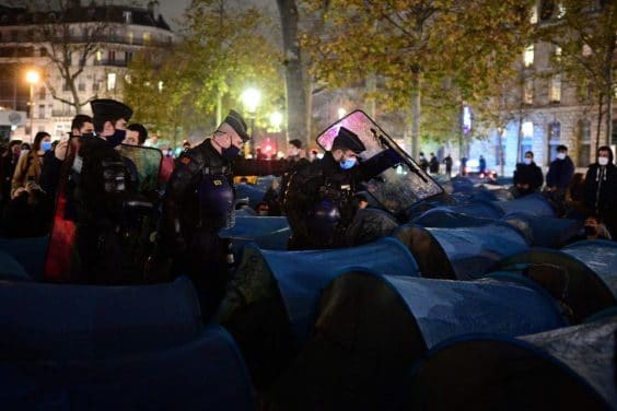 Gérald Damarnin réagit au terrible démantèlement d’un camp de migrants parisien