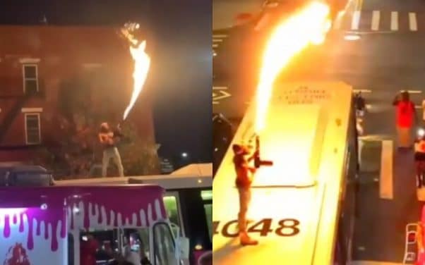 Un rappeur tire des lance-flammes dans la rue pour un clip