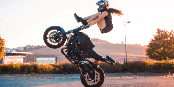 Sarah Lezito piège un vendeur de moto à sa façon