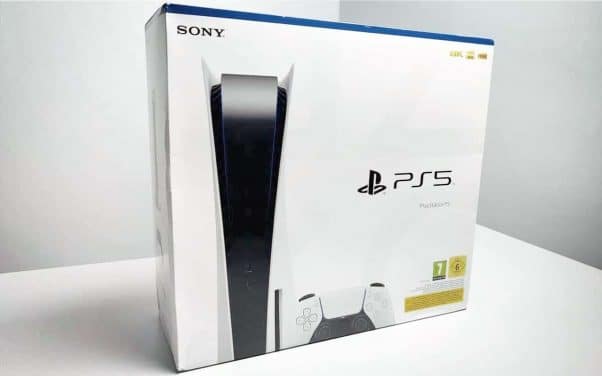 Un homme commande la PS5 et reçoit un carton avec une bouteille d’eau