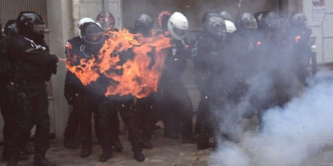 Loi Sécurité Globale : la photo du policier en feu n'était qu'une illusion