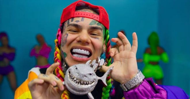 6ix9ine est fier d’être une balance et se compare à Batman