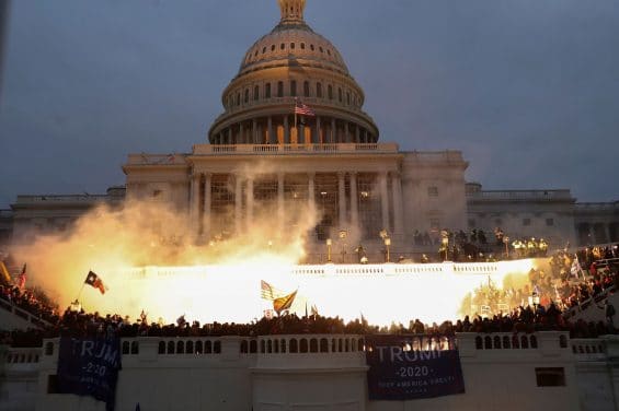 Des partisans de Donald Trump sèment le chaos au sein du Capitole