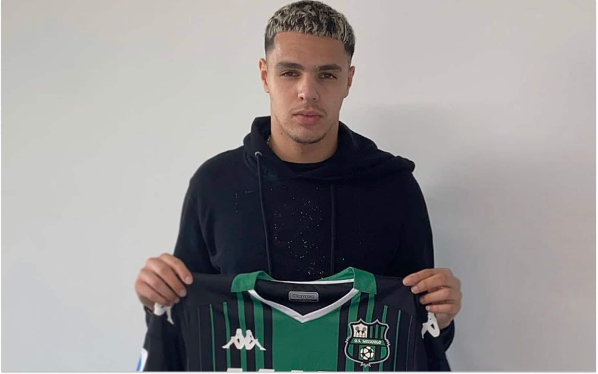 Dinor a-t-il menti concernant sa carrière de footballeur ?