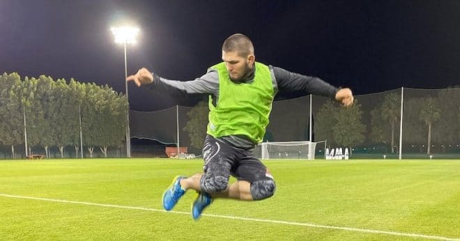 Khabib Nurmagomedov prêt à abandonner l’UFC pour le football ?