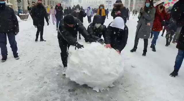 Espagne: la tempête Filomena provoque une bataille de neige géante