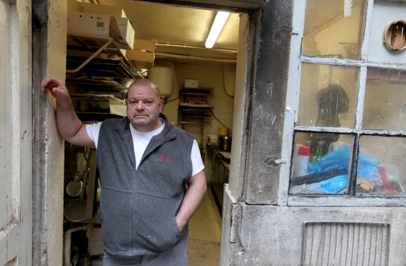 Le boulanger en grève de la faim veut continuer malgré son hospitalisation