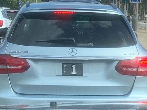 Cette Mercedes-AMG C43 vaut moins cher que sa plaque d’immatriculation