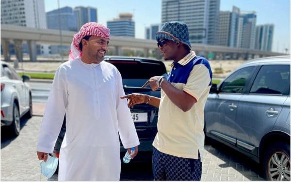 Actuellement à Dubaï, Ninho en profite pour faire des courses avec des voitures de luxes