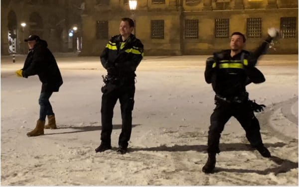 A Amsterdam, les habitants et la police ont participé à une bataille de boules de neige