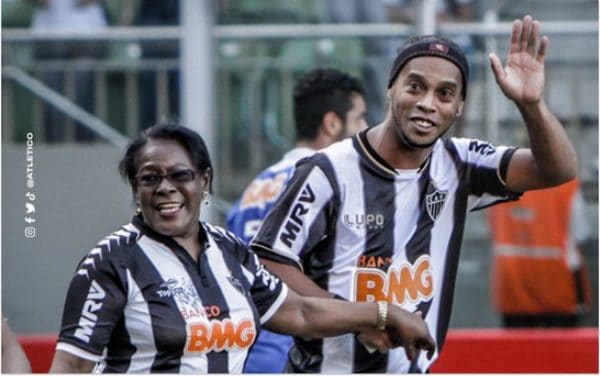 Ronaldinho en deuil : sa mère Doña Miguelina est décédé du Covid-19