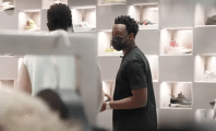 Dadju fait un prank en se faisant passer pour un vendeur