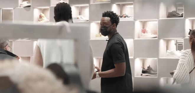 Dadju fait un prank en se faisant passer pour un vendeur