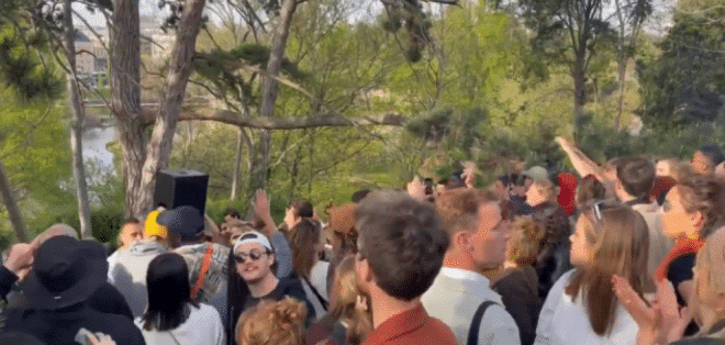 Paris : Une fête se déroule aux Buttes Chaumont malgré la crise sanitaire