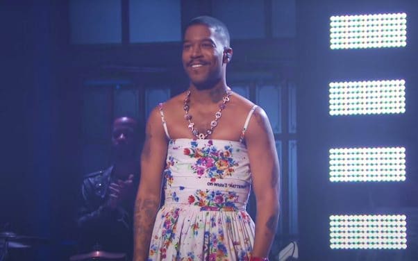 Kid Cudi chante en robe pour rendre hommage à Kurt Cobain