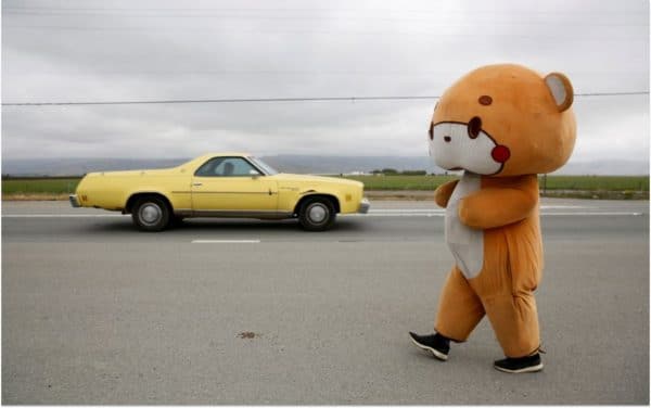 Un américain marche de Los Angeles à San Francisco dans un costume d’ours