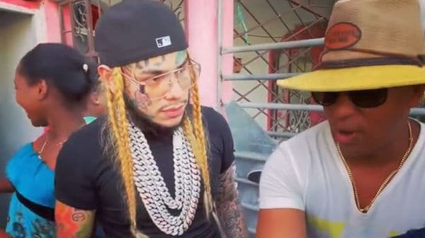 6ix9ine distribue de l’argent dans un village en République Dominicaine