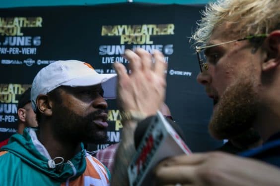 Floyd Mayweather remet physiquement Jake Paul à sa place